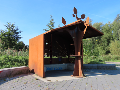 908961 Afbeelding van de jongerenontmoetingsplaats (JOP) 'Rijnvliet-Strijkviertel' van cortenstaal, bij het fietspad ...